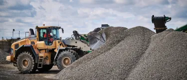 Mechanical shovel scooping a large amount of aggregates