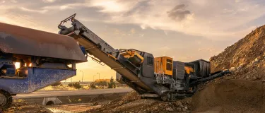 Aggregate conveyor feeding material into a tipper truck
