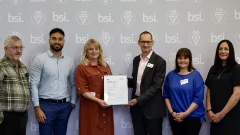 Representatives from Aggregate Industries receive the PAS 2080 verification from the BSi.