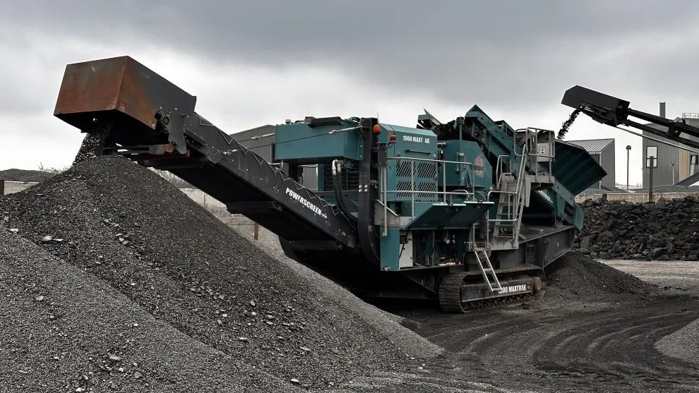 Machine screening recycled asphalt plannings