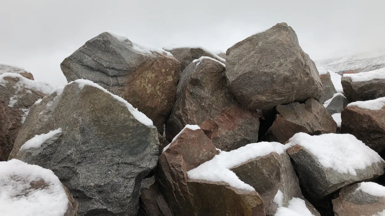 Close up of Glensanda aggregate with snow