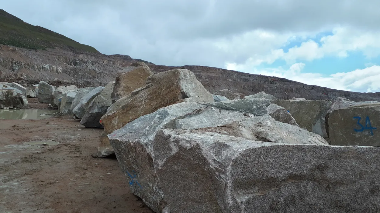 Glensanda aggregate close up within quarry