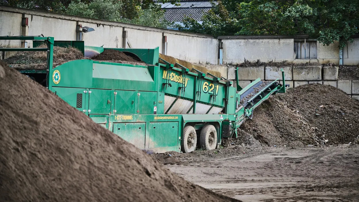 Sorting machine with conveyer sorting soil