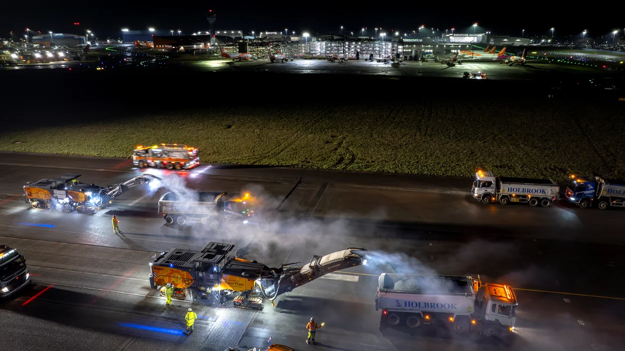 An aerial view of London Luton Airport runaway during its resurfacing. Holcim supplied 35,000 tonnes of aggregates to the project.