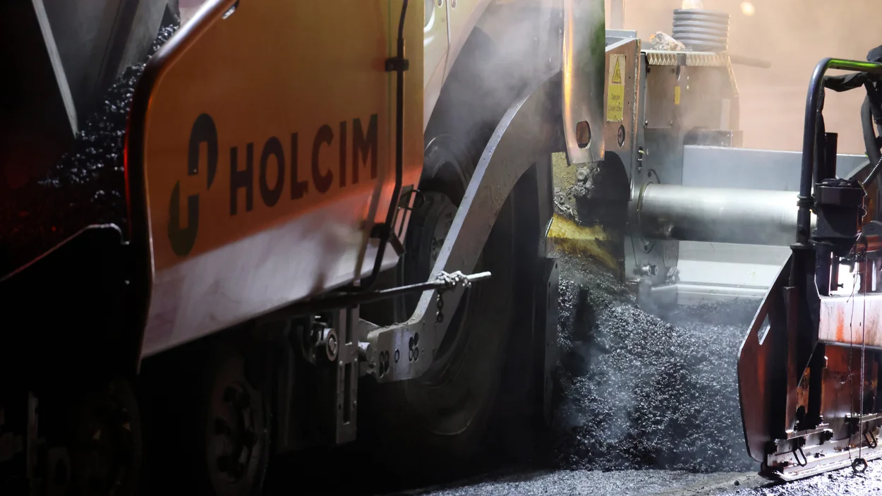 A Holcim paver lays Prolay Ultra on te M5 Motorway for National Highways