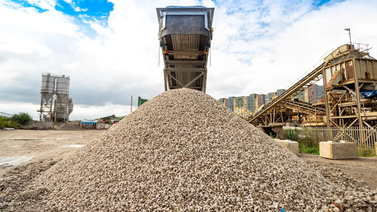 mound of aggregates on the ground Infront of a conveyor