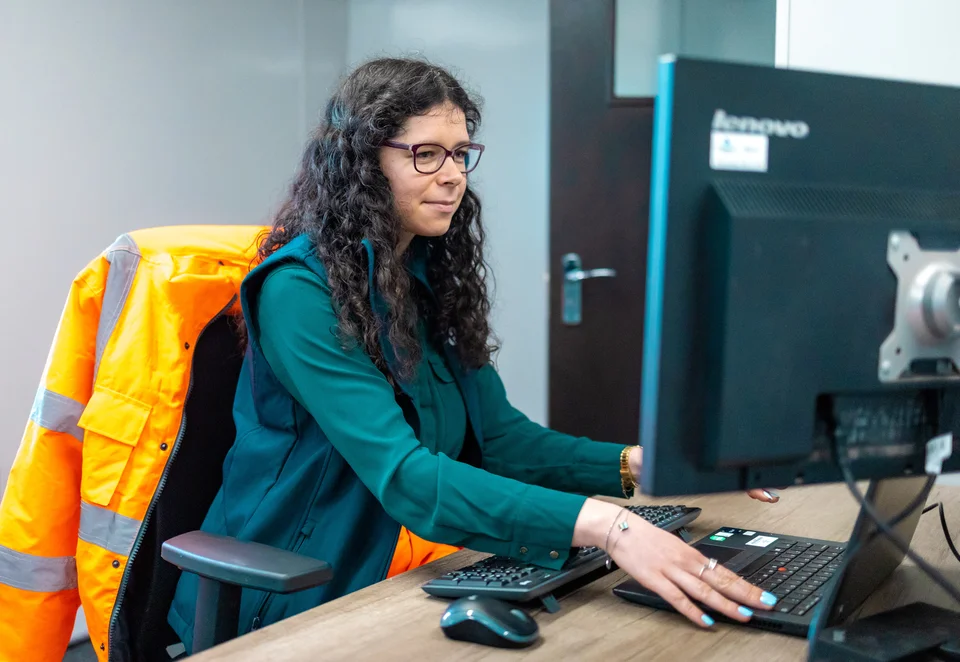 Lady-sitting-at-a-desk.jpg